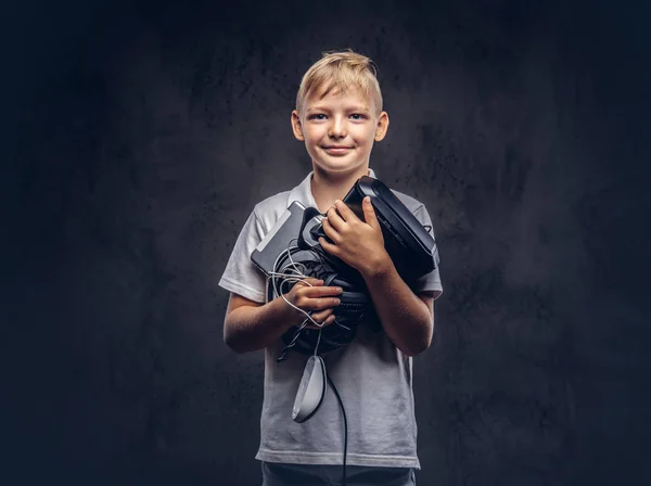 Menino Escola Loira Feliz Vestido Com Uma Camiseta Branca Mantém — Fotografia de Stock