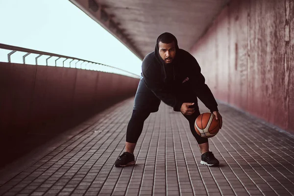 Portrait Dark Skinned Guy Dressed Black Hoodie Sports Shorts Playing — Stock Photo, Image