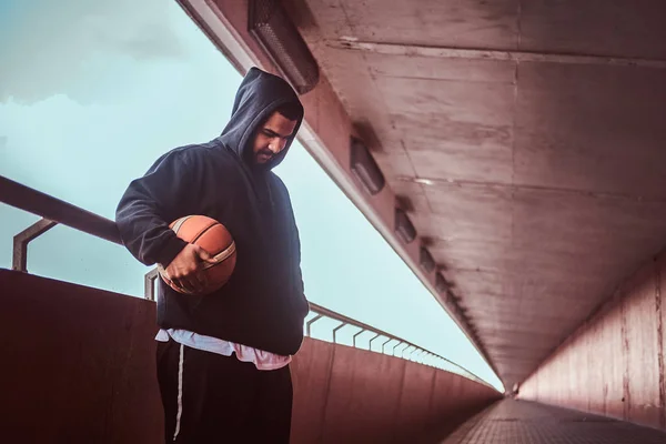 Sötét Bőrű Szakállas Fickó Öltözött Egy Fekete Kapucnis Pulcsi Sport — Stock Fotó