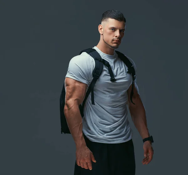 Muscular Fisiculturista Bonito Sportswear Com Mochila Posando Contra Fundo Cinza — Fotografia de Stock