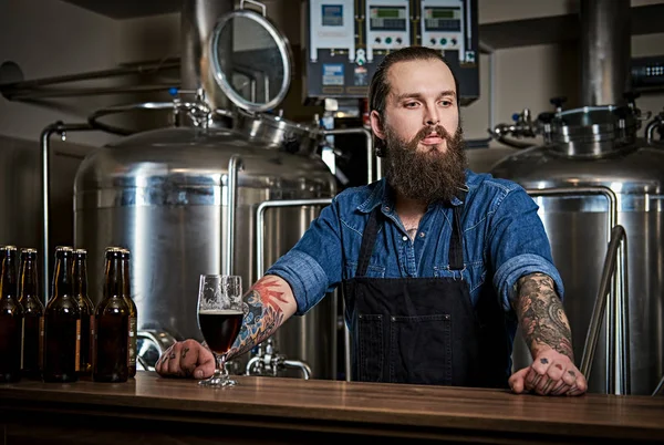 Portret Van Een Bebaarde Getatoeëerd Hipster Man Een Spijkerbroek Shirt — Stockfoto