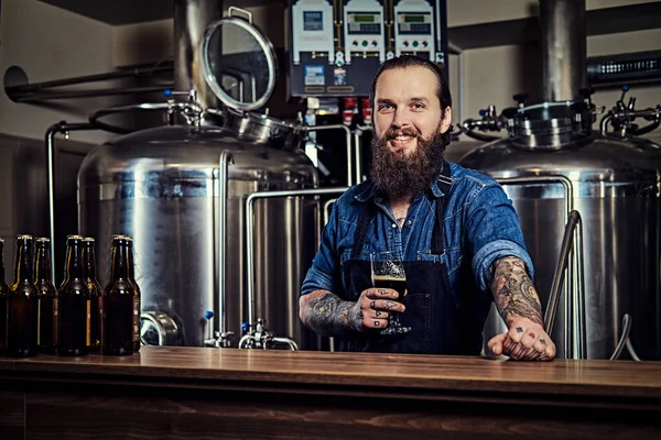 Lachende Bebaarde Getatoeëerd Hipster Man Een Spijkerbroek Shirt Schort Werken — Stockfoto