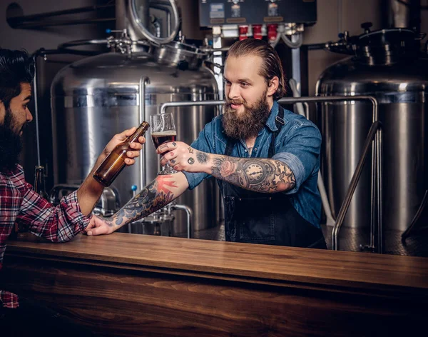 Två Skäggiga Blandras Vänner Dricka Hantverksöl Ett Bryggeri Tatuerade Hipster — Stockfoto