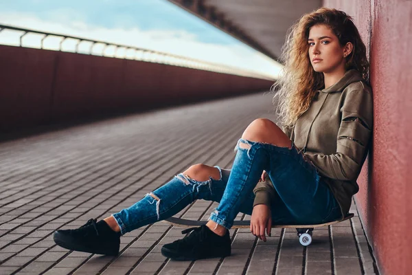 Retrato Uma Jovem Vestida Com Capuz Jeans Rasgados Apoiados Uma — Fotografia de Stock