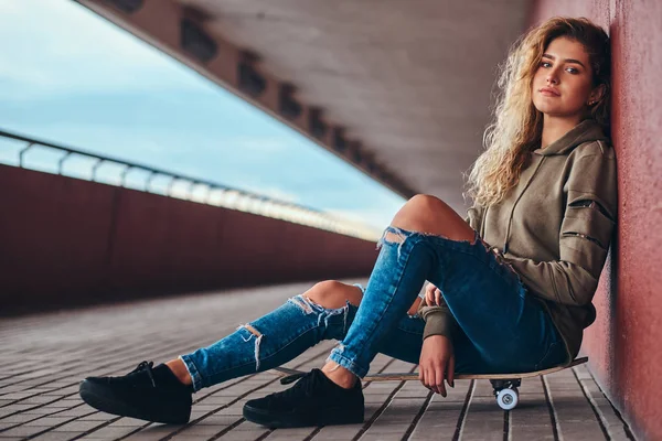 Retrato Uma Jovem Vestida Com Capuz Jeans Rasgados Apoiados Uma — Fotografia de Stock