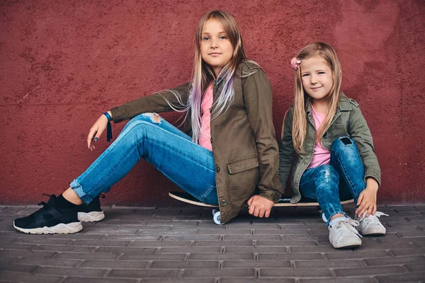 Portrait Two Little Sisters Dressed Trendy Clothes Leaning Wall While — Stock Photo, Image