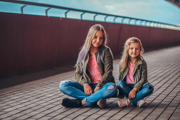Porträt Zweier Kleiner Schwestern Trendigen Klamotten Die Zusammen Auf Einem — Stockfoto