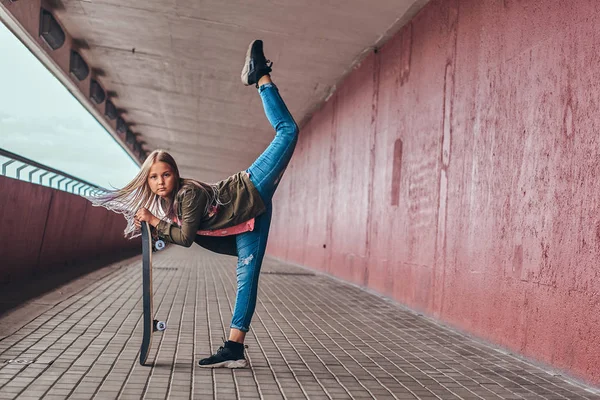 Školačka Blond Vlasy Oblečen Taneční Trendy Oblečení Skateboard Pěší Most — Stock fotografie