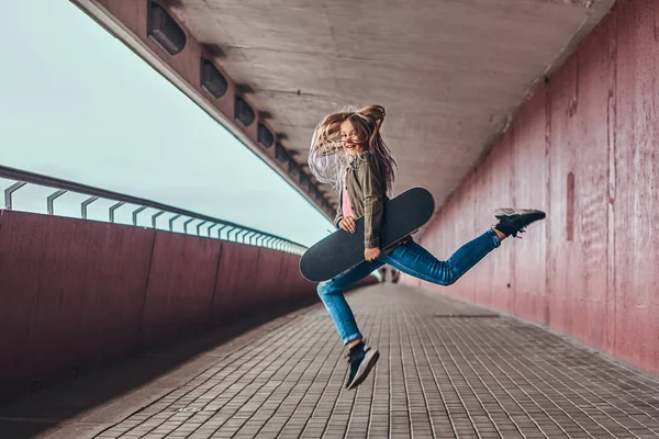 Glückliches Schulmädchen Mit Blonden Haaren Trendigen Klamotten Springt Mit Einem — Stockfoto