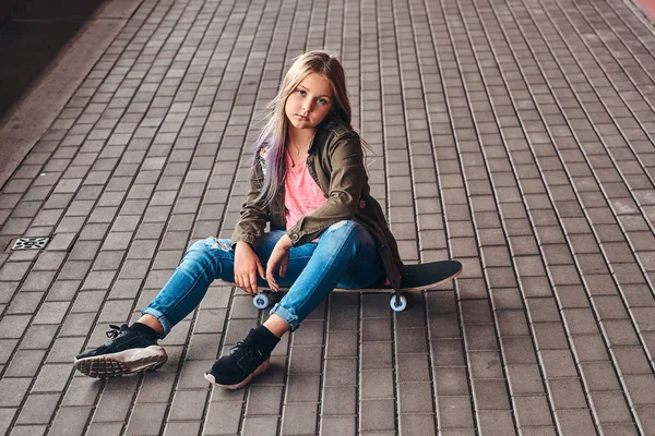 Schoolmeisje Met Blonde Haren Gekleed Trendy Kleding Zittend Een Skateboard — Stockfoto