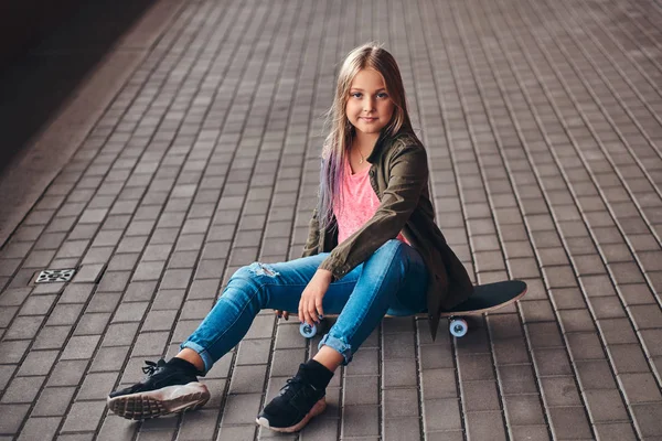 Schoolmeisje Met Blonde Haren Gekleed Trendy Kleding Zittend Een Skateboard — Stockfoto