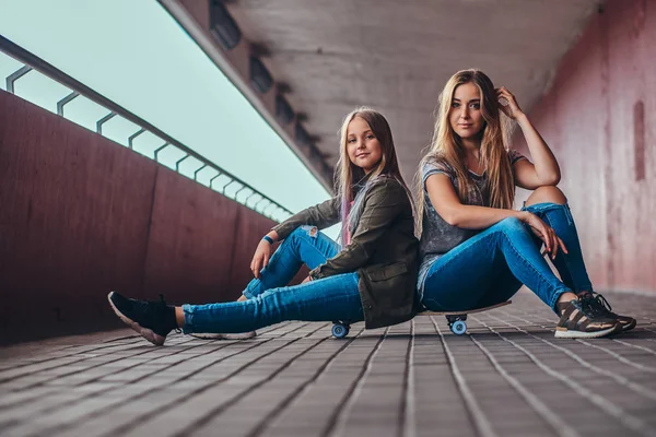 Madre Hija Colegiala Con Cabello Rubio Vestidas Con Ropa Moda —  Fotos de Stock