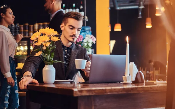 Hombre Freelancer Guapo Con Barba Elegante Cabello Vestido Con Traje —  Fotos de Stock