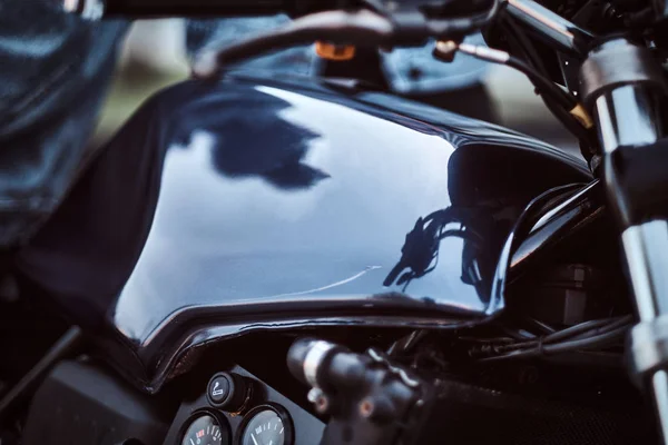 Foto Close Tanque Combustível Motocicleta Retro Personalizado Com Sensores — Fotografia de Stock