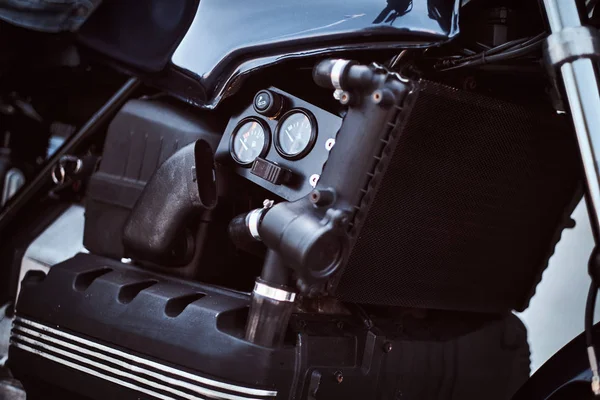 Närbild Foto Skräddarsydd Retro Motorcykel Bränsletank Med Sensorer — Stockfoto