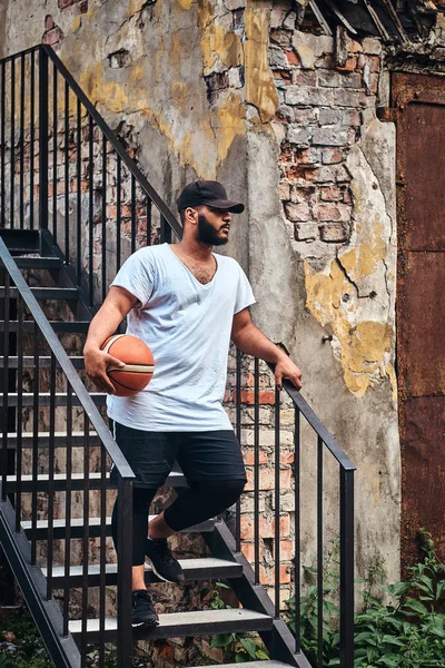 Porträtt Afro Amerikansk Skäggig Kille Cap Klädd Vit Shirt Och — Stockfoto