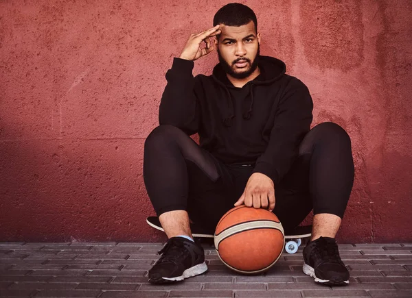 Dalgın Afrikalı Amerikalı Basketbol Ile Bir Kaykay Üzerinde Oturan Duvara — Stok fotoğraf