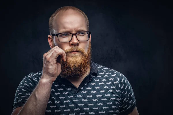 Ritratto Uomo Dalla Barba Rossa Pensierosa Vestito Con Una Shirt — Foto Stock