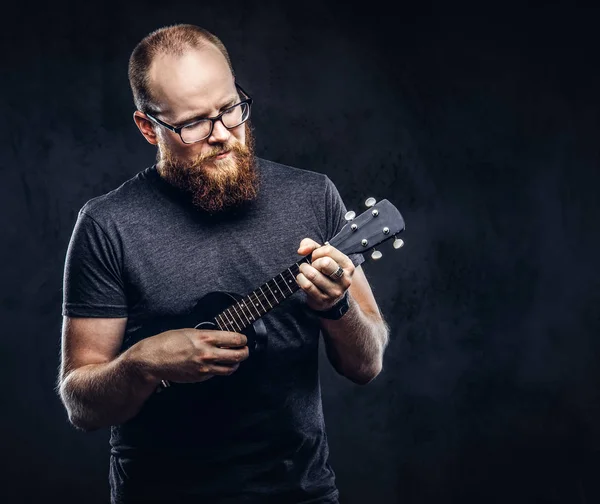 Redhead Skäggiga Manliga Musiker Bär Glasögon Klädd Grå Shirt Som — Stockfoto