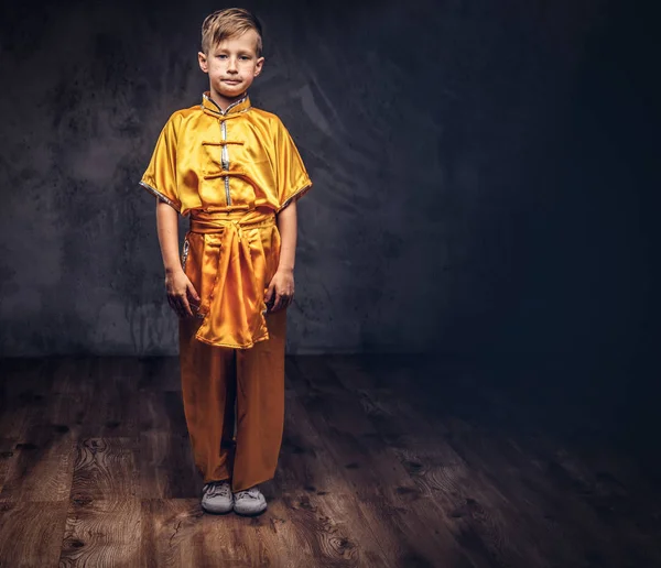 Menino Bonito Vestido Com Traje Tradicional Monge Tibetano Posando Estúdio — Fotografia de Stock