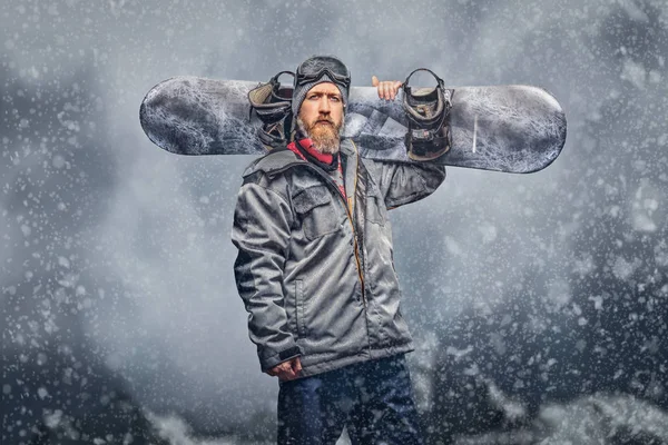 Brutal Snowboarder Pelirroja Con Una Barba Llena Sombrero Invierno Gafas —  Fotos de Stock