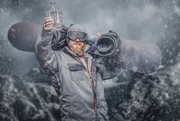 Vöröshajú Snowboardos Téli Kalap Egy Snowboard Kabát Öltözött Védőszemüveg Teljes — Stock Fotó