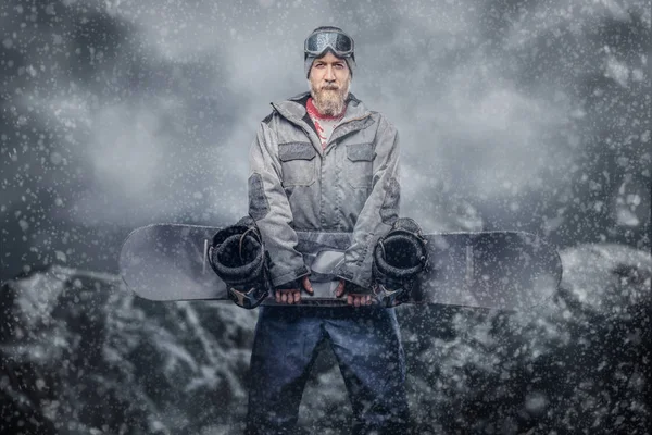 Brutální Zrzka Snowboardista Plnovousem Zimní Čepice Ochranné Brýle Oblečený Snowboarding — Stock fotografie