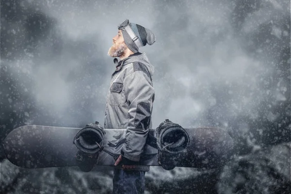 Brutal Snowboarder Rousse Avec Une Barbe Pleine Dans Chapeau Hiver — Photo