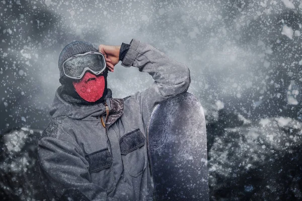 Ritratto Uno Snowboarder Vestito Con Completo Equipaggiamento Protettivo Snowboard Estremo — Foto Stock