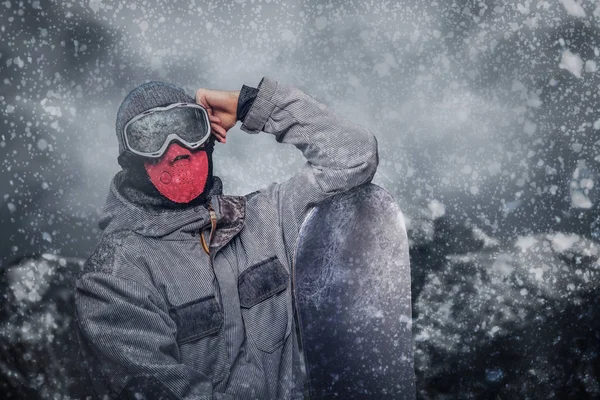 滑雪板的肖像 穿着全防护装备的 Extream 滑雪板摆在山的背景下滑雪板 — 图库照片