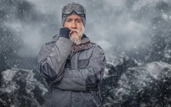 Portret Snowboarder Zamyślony Rude Brodą Zimie Kapelusz Okulary Ochronne Ubrany — Zdjęcie stockowe