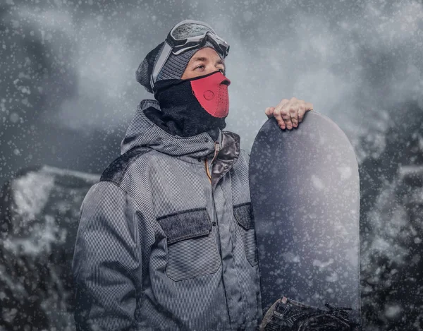 エクストリーム スノーボード スノーボード山の背景とポーズの完全防護服に身を包んだスノーボーダーの肖像画 — ストック写真