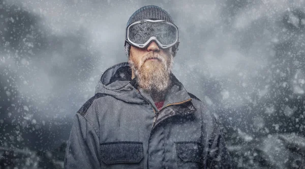 Portréja Egy Vörös Hajú Snowboardos Téli Kalap Védőszemüveg Teljes Szakáll — Stock Fotó