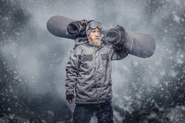 Brutální Zrzka Snowboardista Plnovousem Zimní Čepice Ochranné Brýle Sobě Snowboarding — Stock fotografie