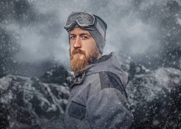 Retrato Una Snowboarder Pelirroja Con Una Barba Llena Sombrero Invierno —  Fotos de Stock