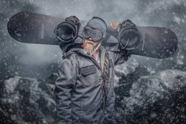 Brutális Vöröshajú Snowboardos Téli Kalap Egy Snowboard Kabát Öltözött Védőszemüveg — Stock Fotó