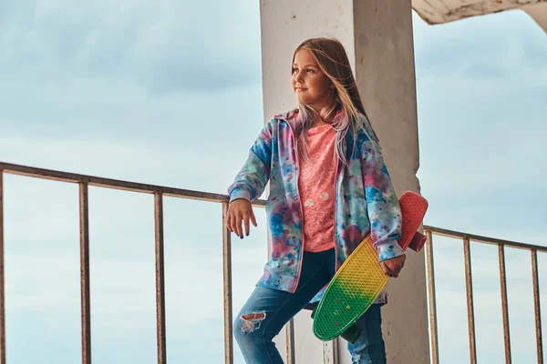 Retrato Una Colegiala Rubia Patinadora Posando Con Monopatín Mientras Apoya —  Fotos de Stock