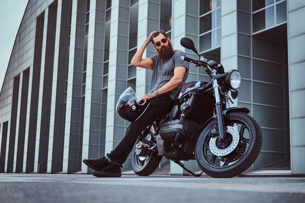 Brutaler Bärtiger Mann Mit Brille Grauem Shirt Und Schwarzer Hose — Stockfoto