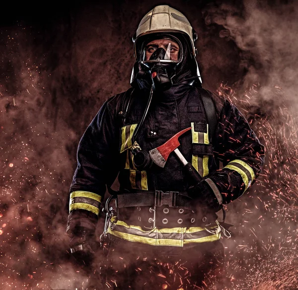 Bombero Vestido Con Uniforme Una Máscara Oxígeno Sostiene Hacha Roja — Foto de Stock