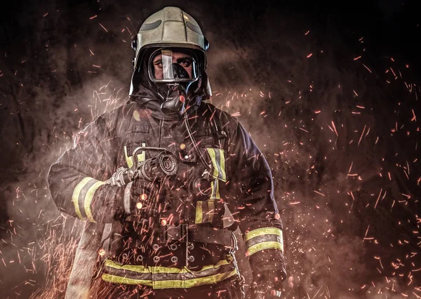 Een Professionele Brandweerman Gekleed Uniform Een Zuurstofmasker Staande Vuur Vonken — Stockfoto