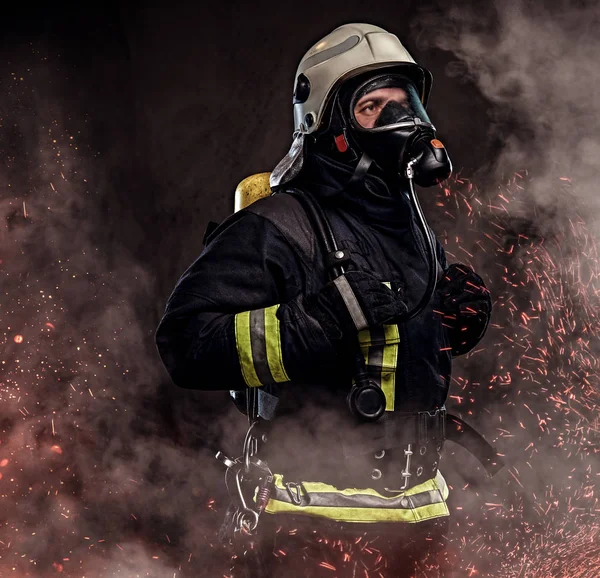 Retrato Bombero Vestido Uniforme Una Máscara Oxígeno Pie Chispas Fuego — Foto de Stock