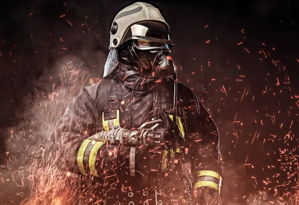 Bombero Profesional Vestido Uniforme Una Máscara Oxígeno Pie Chispas Fuego — Foto de Stock