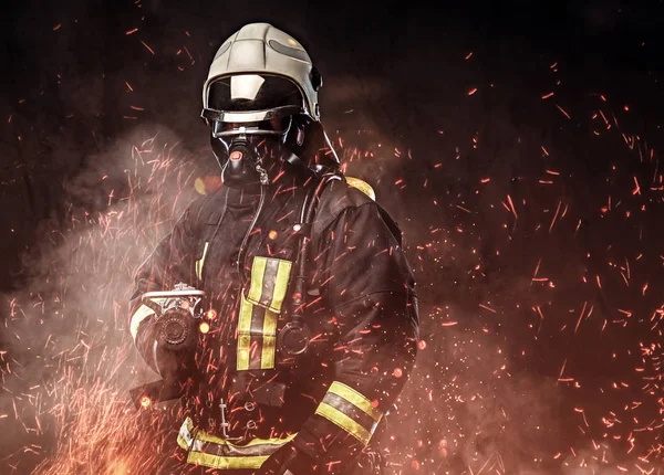 Професійний Пожежник Одягнений Уніформу Киснева Маска Стоїть Вогняних Іскрах Палить — стокове фото