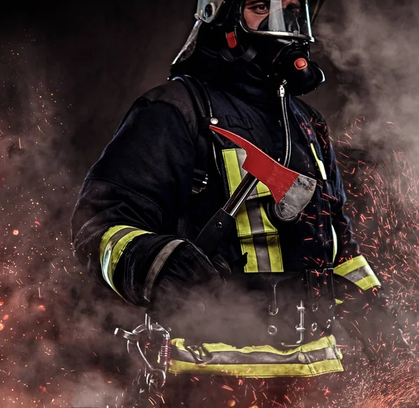 Ein Feuerwehrmann Uniform Und Sauerstoffmaske Hält Eine Rote Axt Feuerfunken — Stockfoto