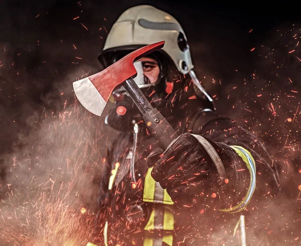 Ein Feuerwehrmann Uniform Und Sauerstoffmaske Hält Eine Rote Axt Feuerfunken — Stockfoto