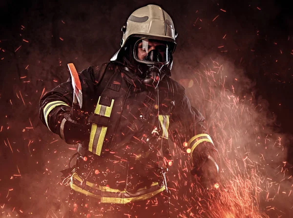 Bombeiro Vestido Com Uniforme Uma Máscara Oxigênio Segura Machado Vermelho — Fotografia de Stock