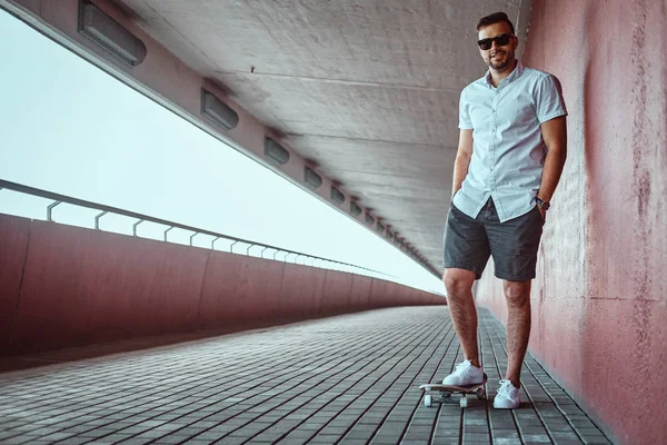 Lächelnder Gutaussehender Modischer Skater Mit Sonnenbrille Weißem Hemd Und Kurzen — Stockfoto