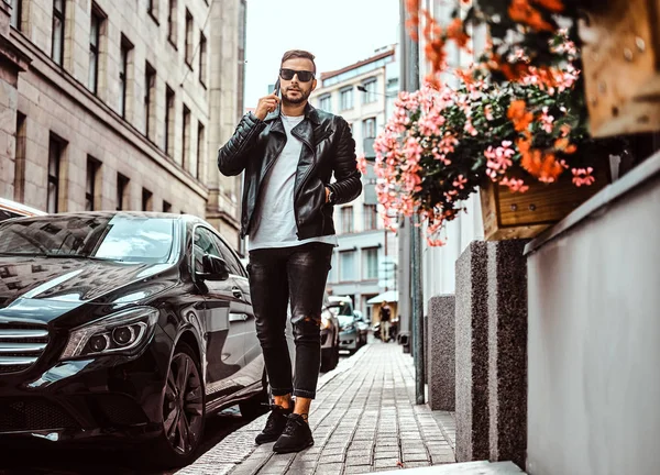 Modischer Typ Mit Sonnenbrille Schwarzer Lederjacke Und Jeans Spricht Mit — Stockfoto