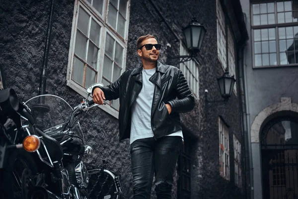 Modischer Biker Mit Sonnenbrille Schwarzer Lederjacke Und Jeans Angelehnt Sein — Stockfoto