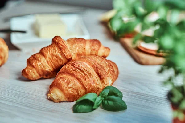 Foto Close Croissant Com Presunto Queijo Tábua Madeira — Fotografia de Stock